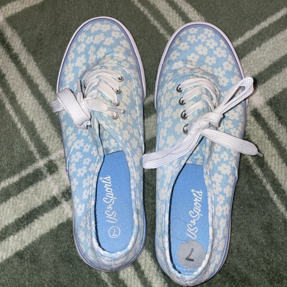 Cute blue floral shoes size 7